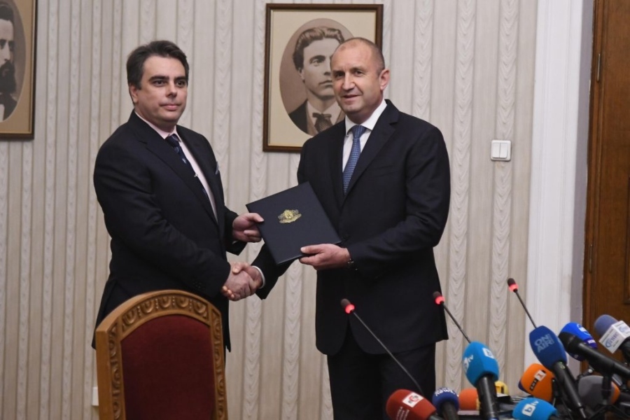 Президентът връчи на Асен Василев мандата за съставяне на правителство